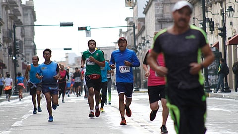 Los tres primeros lugares de ambas ramas recibieron un trofeo como premiación de la primera carrera atlética del INE en Michoacán (Foto: ACG)