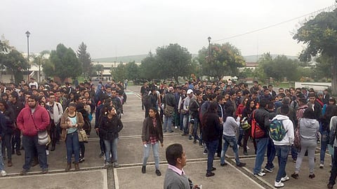 Este sábado los jóvenes acudieron a participar en el último paso de selección para formar parte de esta universidad de Michoacán (Foto Facebook: J Santos Solis Maldonado)