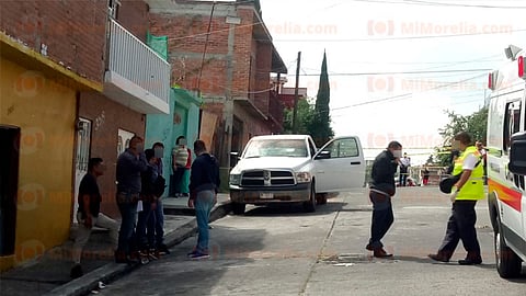 Le dispararon al abordar su vehículo tras salir de su casa