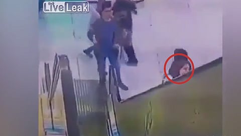La niña no sufrió heridas graves ni una caída fuerte (Foto: captura de video)