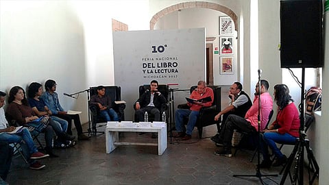 Exponen talleristas literarios sus creaciones en Feria del Libro