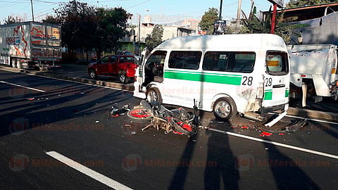 Los sujetos que viajaban en la motocicleta resultaron lesionados y fueron trasladados a un hospital (Foto: Cortesía)