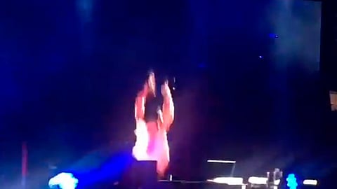 Beto Cuevas cantaba el tema Día Cero cuando de de repente cayó (Fotograma Twitter: @pepenostleleal)