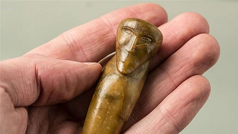 Fue encontrado en la tumba de un infante ubicada en la República de Khakassia, al sur de Siberia, el cual pertenecía a la cultura Okunev, un grupo étnico que data desde tiempos prehistóricos (Foto: Twitter)