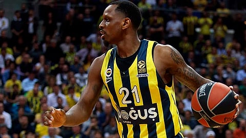 El basquetbolista de origen estadounidense se encuentra fuera de peligro, según el club turco (Foto: @PIRATASBASKET)