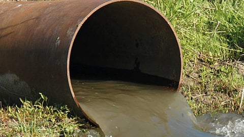Roberto Valenzuela Cepeda pidió a los congresistas que no frenen la ampliación de la planta tratadora de aguas en Atapaneo, la cual podría incrementar su capacidad de saneamiento hasta 600 litros por segundo en un periodo de siete años (Foto: Archivo)