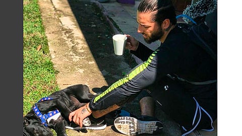 En un video se ve como le dicen que le huele mal algo de su cuerpo (Foto Instagram: maluma)