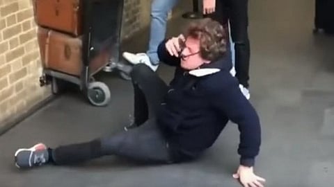 al caer de espaldas se acomodó los lentes y gritó “Está cerrada”, y dejó el lugar (Imagen: Captura)