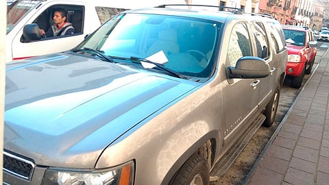 Infraccionan coches de diputados de Michoacán por violar la ley