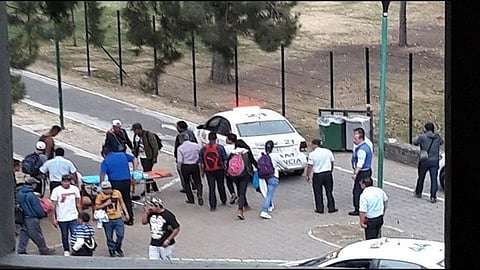 Los sujetos perdieron la vida mientras eran trasladados por paramédicos a un hospital (Foto: @JacobNarciso1)