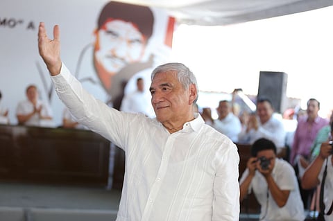 Durante el evento, fue develada una escultura en honor a Martín Urieta en el crucero Huetamo-San Lucas-Zirándaro (Foto: Cortesía)