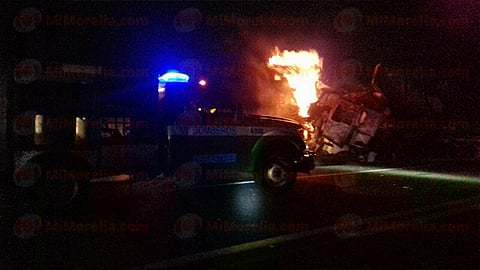 Choques en la Siglo XXI dejan dos muertos, tres heridos y un auto incendiado