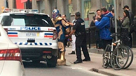 Curiosamente, esta imagen recrea una escena de los comics en que justamente Thanos es arrestado por la policía, la cual pertenece al número |4 de “Spiderman” y fue publicado en 1979 (Foto: @PipeRiosP)