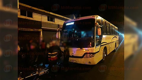 Al presenciar el incidente, algunos pasajeros interfirieron para detener al asaltante, a quien amarraron para después entregarlo a la Policía (Foto: RED 113)