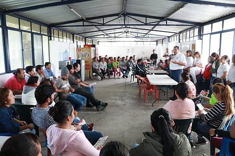 El candidato a la alcaldía de Zamora se comprometió con habitantes de Villa Las Flores para recuperar áreas verdes y pavimentar calles (Foto: Cortesía)
