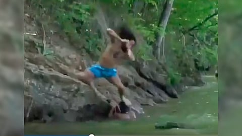 El sujeto de la orilla le lanza ramas y piedras al cocodrilo para ahuyentarlo, pero al ver que éste no desiste y está a punto de alcanzar a su amigo, decide saltar sobre el animal (Foto: Captura de video)