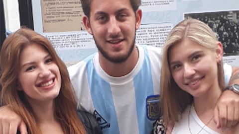 Alertan a mujeres de tener intimidad con extranjeros, ya que podrían contraer enfermedades (Foto: Twitter/@nachorivarolaok)