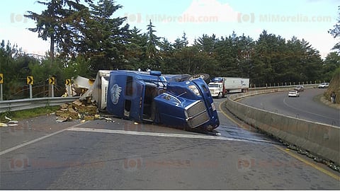 Fueron unos automovilistas quienes reportaron el accidente, luego acudieron unos socorristas para brindar ayuda (Foto: RED 113)