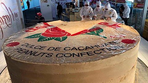 70 personas se dieron a la tarea de crear este mazapán de 8 mil 296 kilogramos de peso (Foto: Twitter/ @dimeAlets)