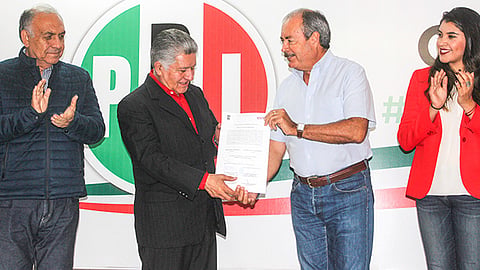 Víctor Silva Tejeda entregó el documento (Foto: Cortesía)