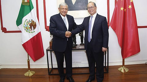 El embajador de China, Qiu Xiaoqui le entregó a López Obrador unos libros autografiados por el presidente Xi Jingping (Foto: @MacuspanaMorena)
