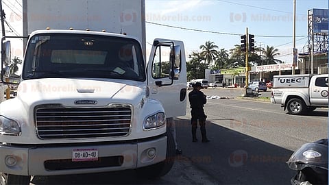 Contactos policiacos dijeron que el fallecido está en calidad de desconocido, mismo que era el piloto de una moto de color rojo (Foto: RED 113)