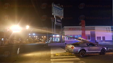 Auto se trepa a camellón en la avenida Décima y poste le cae encima, en Morelia