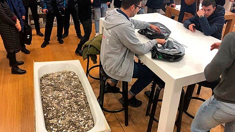 Uno de los vendedores contó las monedas (Foto: FB/Ludmila Semushina)