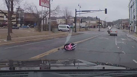Se podría aplicar cargos a la madre por poner en peligro la vida de su hija (Foto: Video Captura)