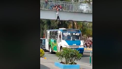 El hecho fue captado en video por un testigo y subido a redes, donde rápidamente se viralizó (Foto: Captura)