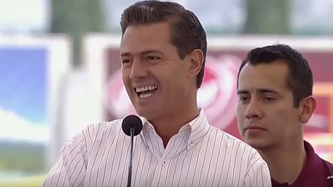 Con un tacón de más de 5 centímetros es como se observa al ex esposo de Angélica Rivera (Fotograma: YouTube)