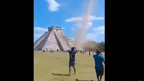 El torbellino alcanzó varios metros de altura (Foto: captura/@webcamsdemexico)