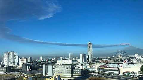 El Volcán Popocatépetl de @HolidayInnNoria #Puebla (Imagen RT webcamsdemexico@ y foto de: @not_max_power)