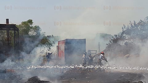 Gracias a la labor de los bomberos las llamas no se extendieron a inmuebles aledaños (Foto: RED 113)