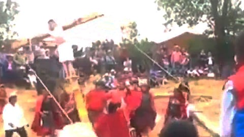 Pese a que la caída fue impactante, esta no provocó lesiones mayores al actor (Foto: Captura)