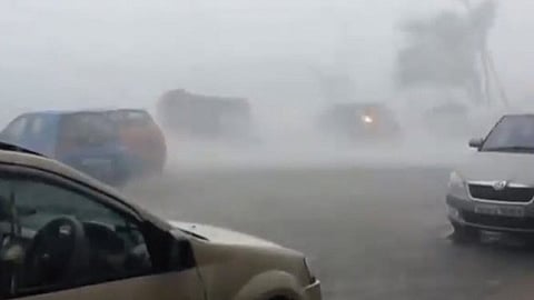 Varios testigos han declarado que varios puestos de comida callejeros y carteles de comercios volaron por los fuertes vientos (Foto: captura de video)