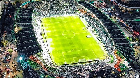 Aficionados de los ‘panzas verdes’ acamparon ayer por la noche afuera del estadio Nou Camp para conseguir entradas (Foto: FB/Club León Oficial)
