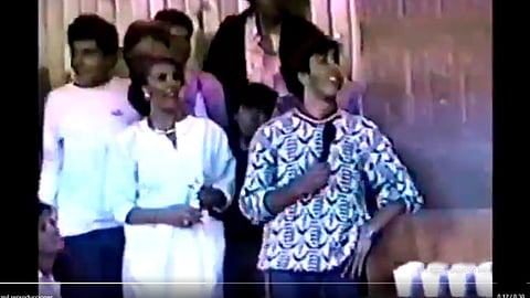"Pepe, Pepe, antes de...perdón por interrumpir, yo no necesito un micrófono", se escucha decir a la cantante en el video
(Foto captura de pantalla)