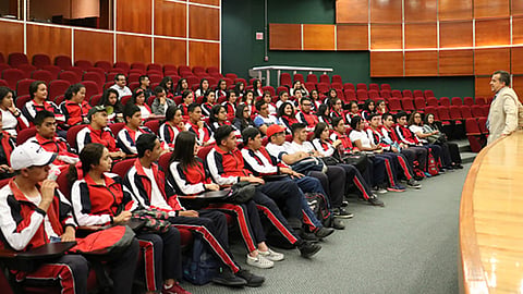 Magistrados, jueces, titulares de diversas áreas interactúan con los jóvenes estudiantes para explicar la actividad que realizan (Foto Cortesía)