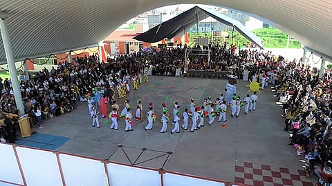 Cientos de alumnos, padres de familia y maestros estuvieron presentes en el evento de la culminación del ciclo escolar (Foto Cortesía)