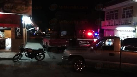 Le acertaron varios impactos de bala, dejándolo sin vida en la banqueta a un costado del puesto de tacos (Foto: RED 113)