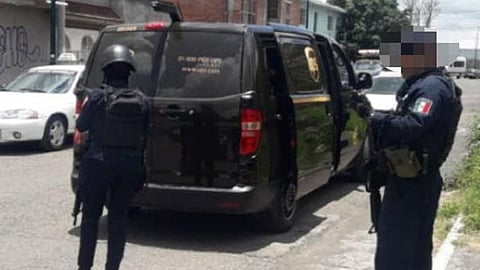 La unidad fue despojada con violencia a los operadores de una empresa de paquetería (Foto Cortesía)