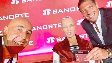 Sophia es el futuro de la robótica e inteligencia artificial, según la compañía creadora (Foto: FB Carlos Hank González)