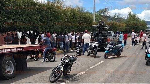 "Fuera del municipio" y “Militares, largo del pueblo, no detengan a inocentes” gritaban los pobladores (Foto: RED 113)