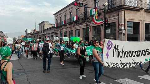 Marchan mujeres para exigir se apruebe la iniciativa la despenalización del aborto (Foto: Sayra Casillas)