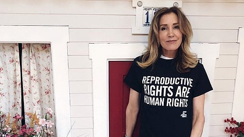 Deberá realizar 250 horas de servicio comunitario (Foto: @FelicityHuffman)
