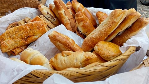 En camionetas, bicicletas e incluso caminando es como los panaderos repartirán más de 10 mil piezas pan dulce y salado (Foto: Josimar Lara)