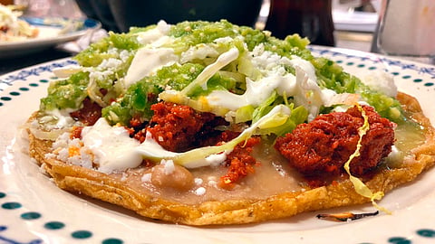 Cualquier platillo de la comida típica mexicana que te puedas imaginar estará aquí (Foto: Twitter/@PaolaNorman)