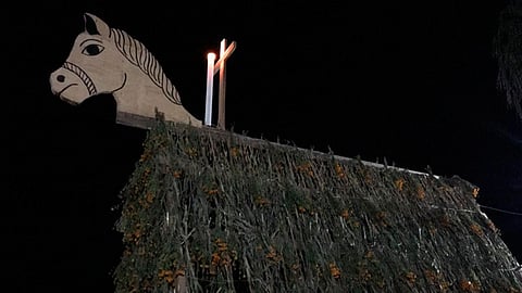 Todos aquellos visitantes llegan con una figura de caballo elaborada en madera (Fot: Sectur)