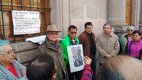 La protesta fue encabezada por el representante de la Delegación de Jubilados del SUEUM, Antonio García Ahumada (Foto: Guadalupe Martínez)
